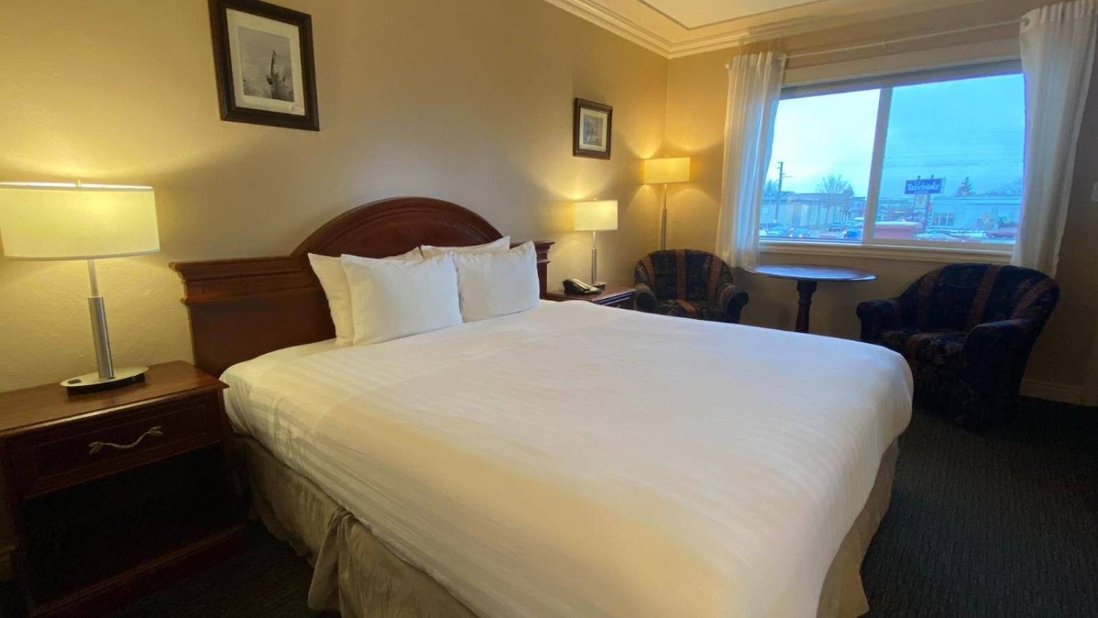 Revelstoke Lodge Экстерьер фото