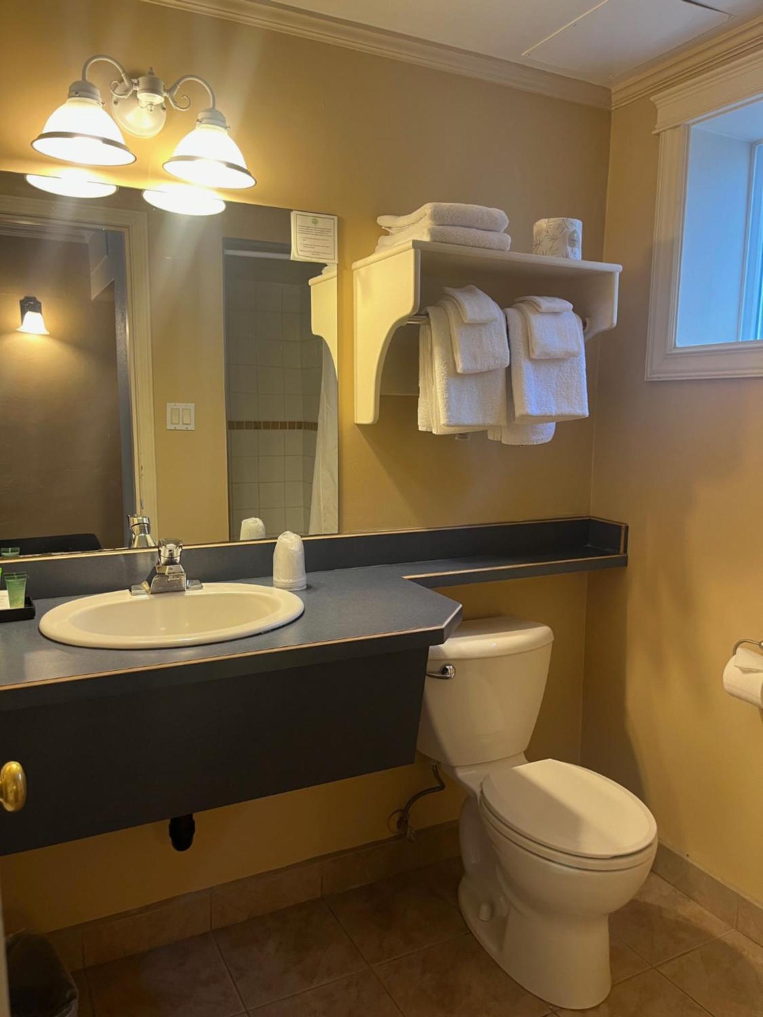Revelstoke Lodge Экстерьер фото