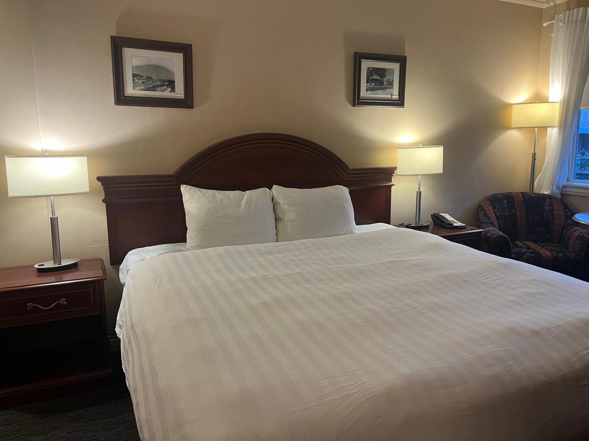 Revelstoke Lodge Экстерьер фото