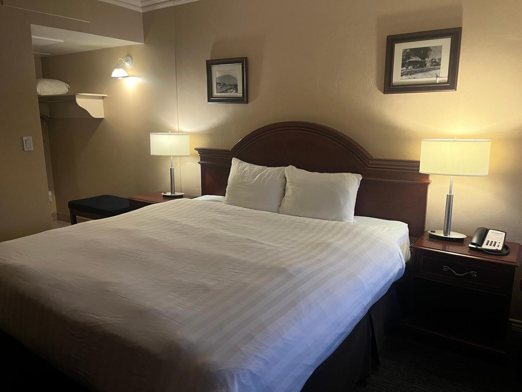 Revelstoke Lodge Экстерьер фото