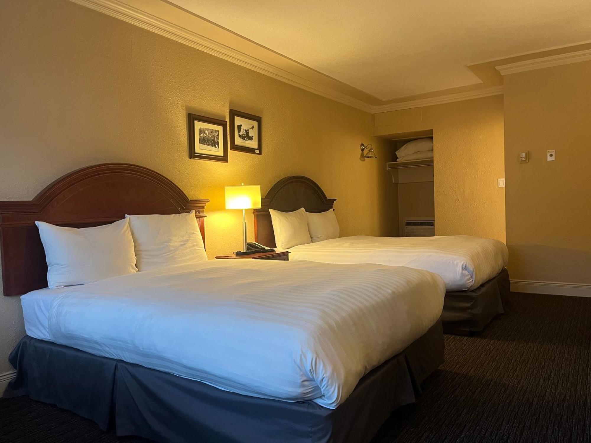 Revelstoke Lodge Экстерьер фото