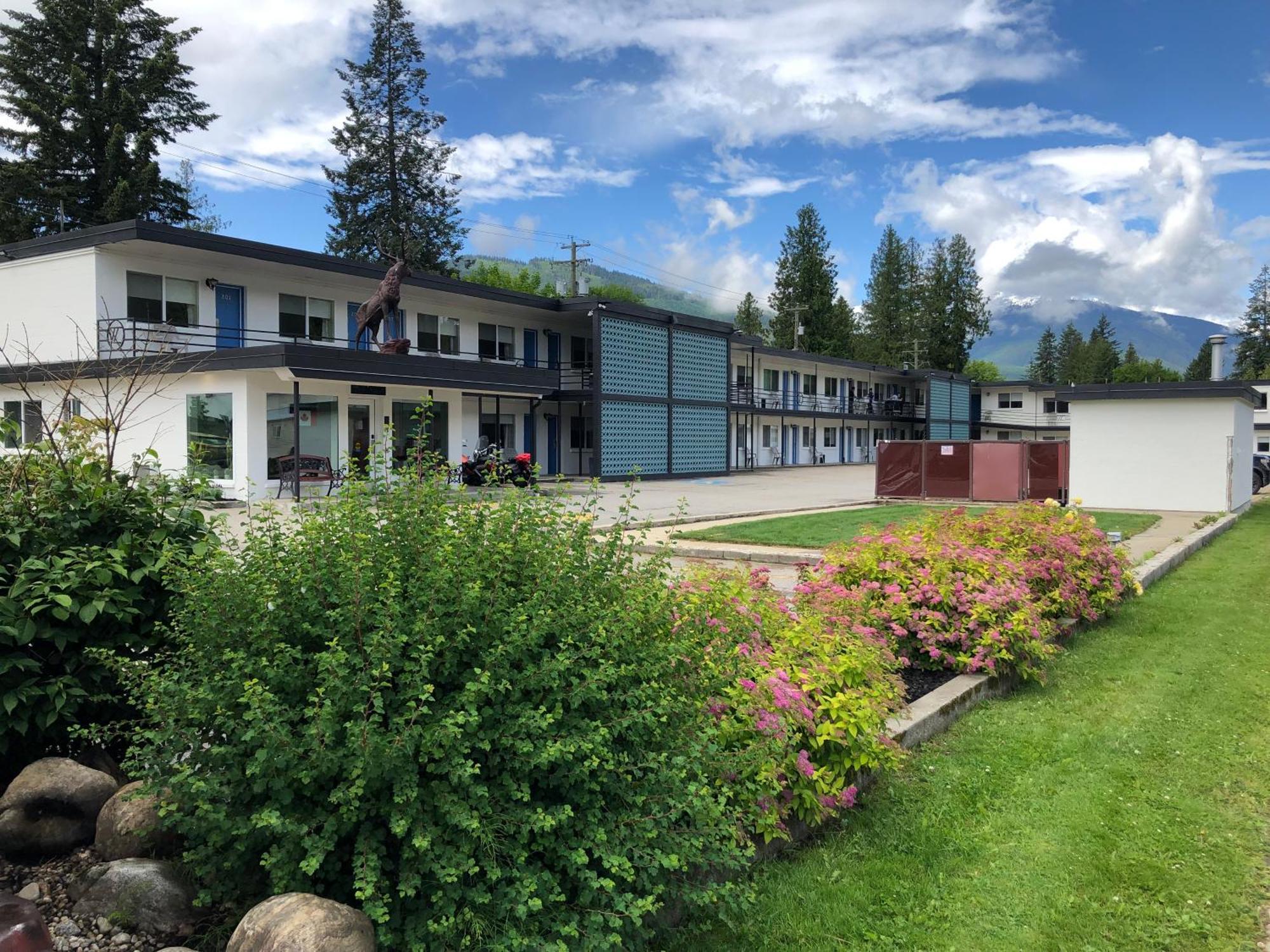 Revelstoke Lodge Экстерьер фото