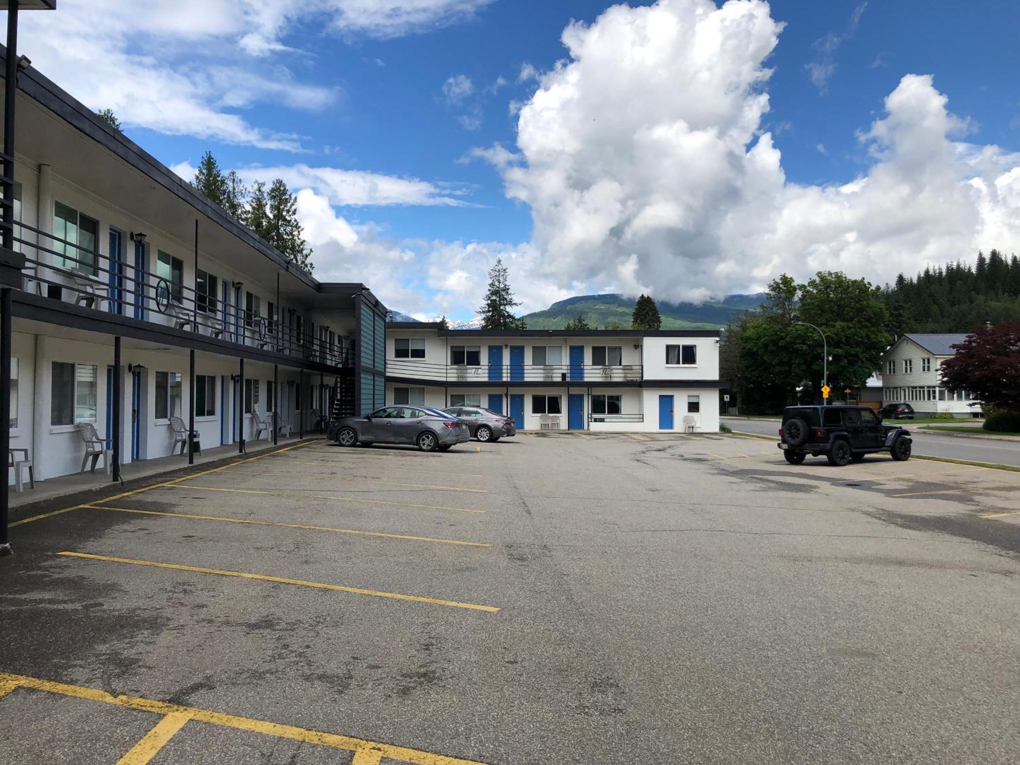 Revelstoke Lodge Экстерьер фото