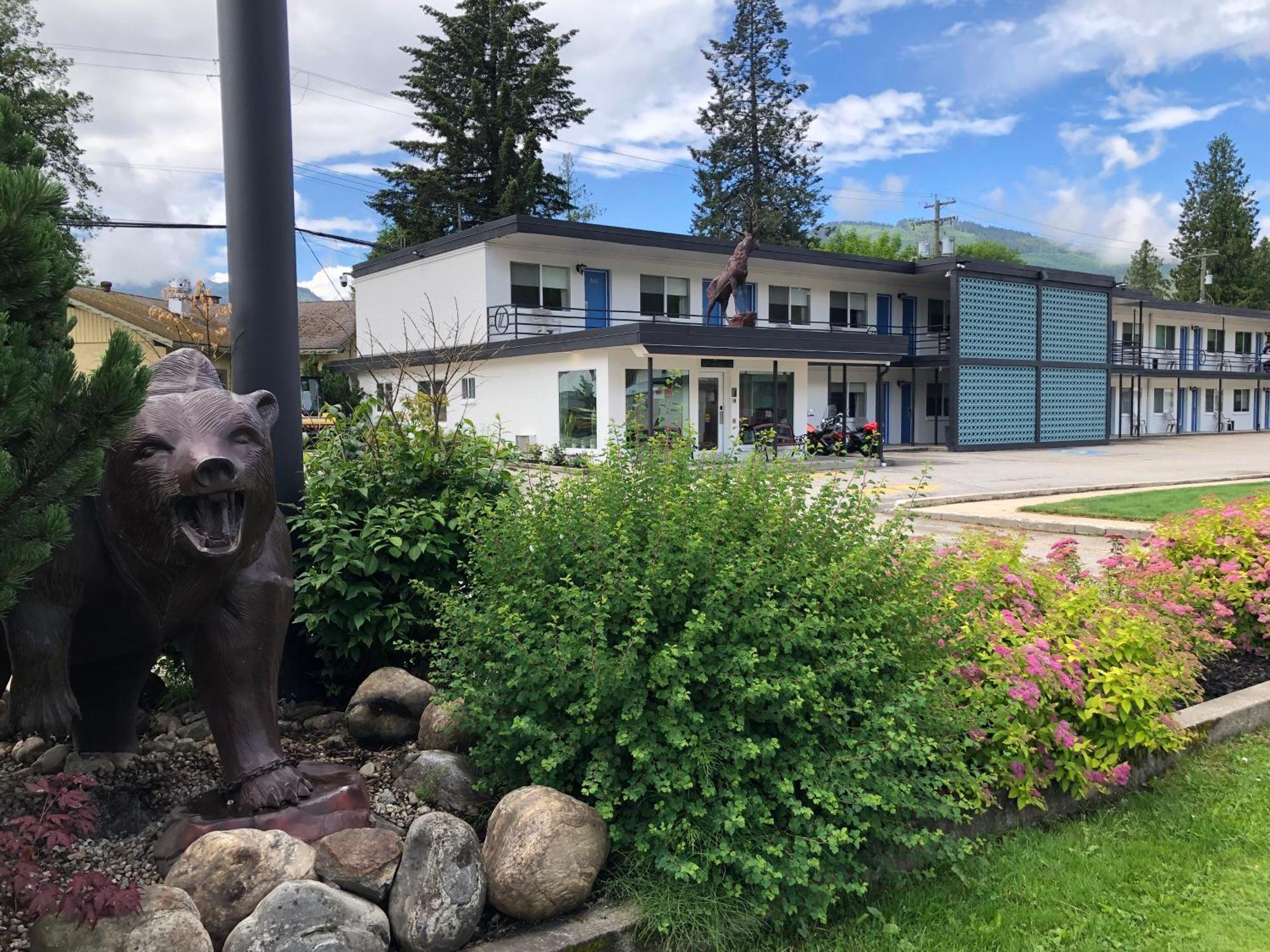Revelstoke Lodge Экстерьер фото