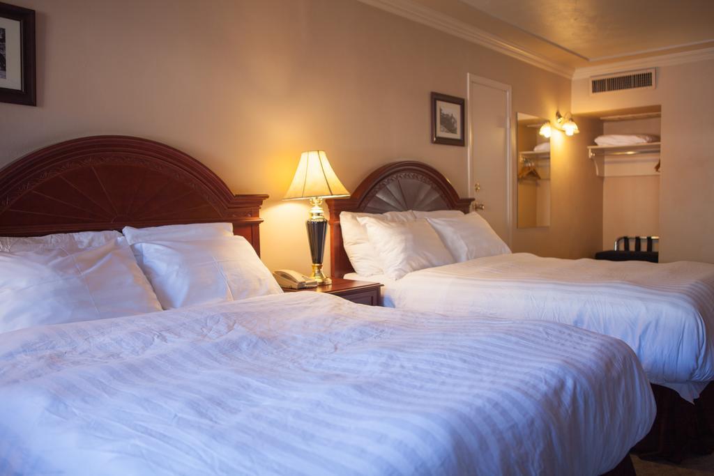Revelstoke Lodge Экстерьер фото