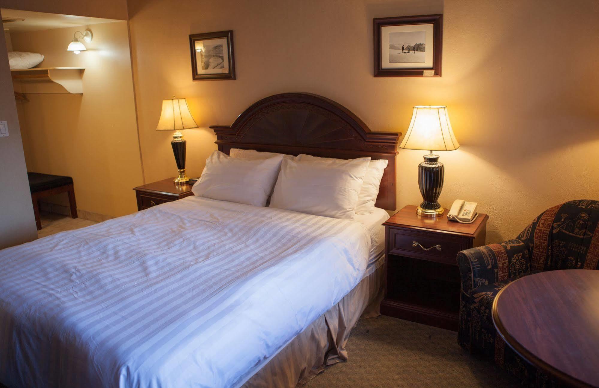Revelstoke Lodge Экстерьер фото