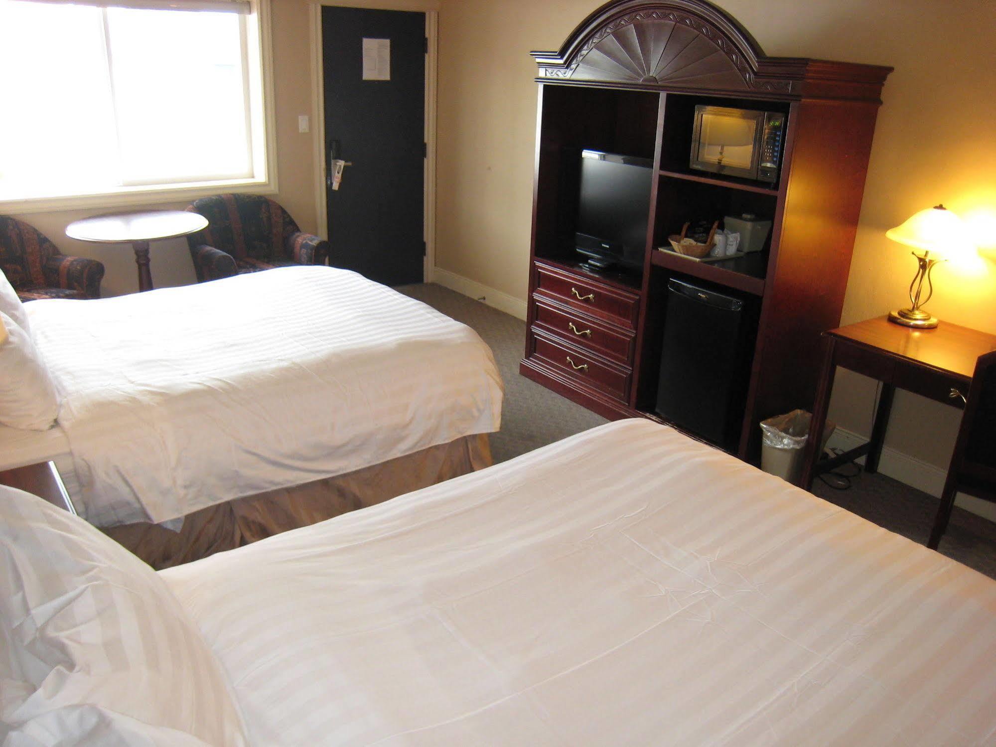 Revelstoke Lodge Экстерьер фото