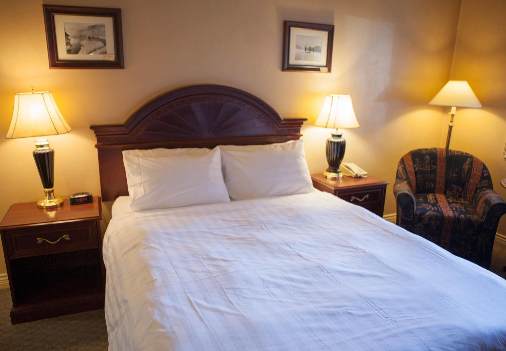 Revelstoke Lodge Экстерьер фото