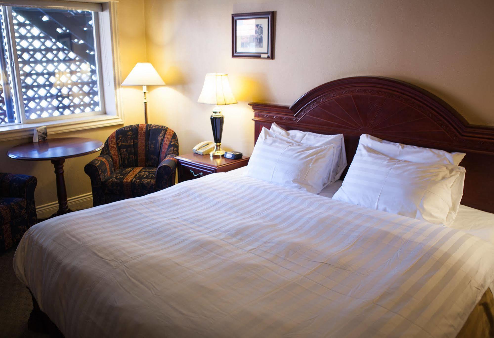 Revelstoke Lodge Экстерьер фото