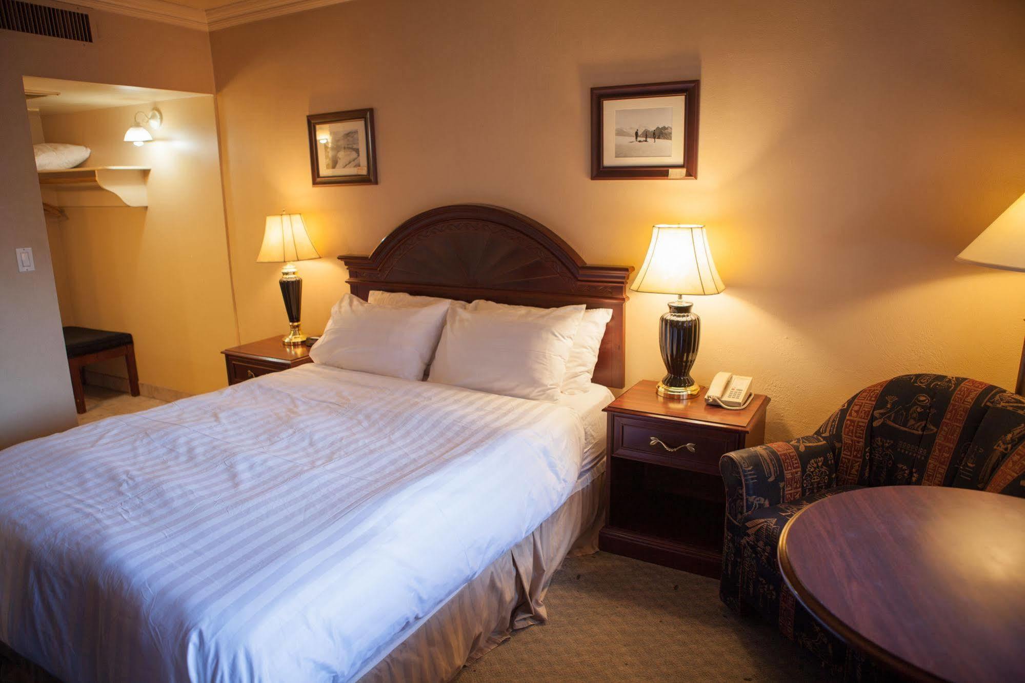 Revelstoke Lodge Экстерьер фото