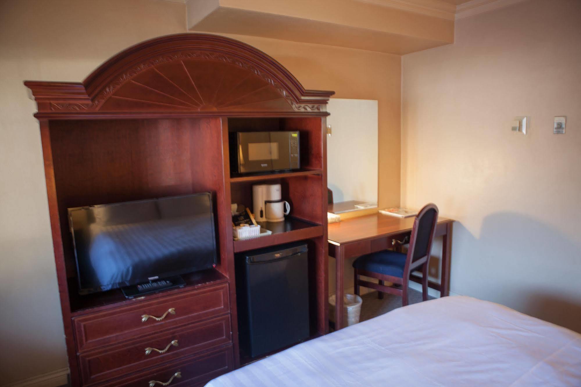 Revelstoke Lodge Экстерьер фото